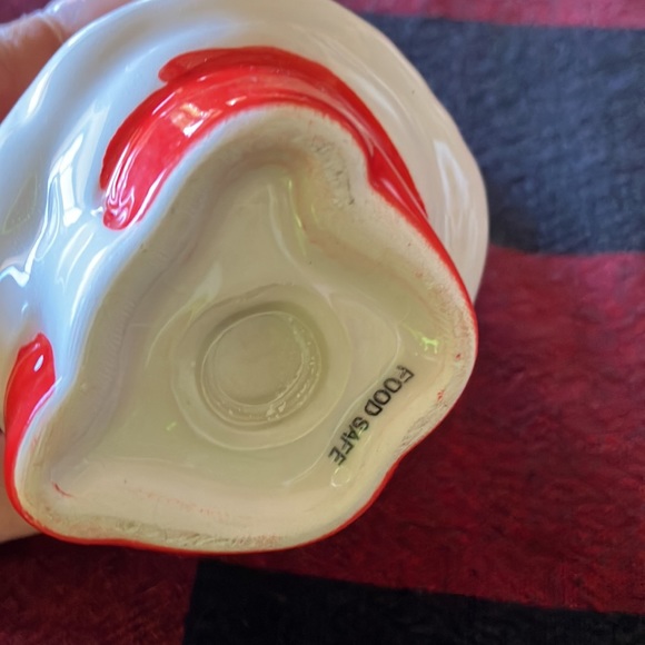 EUC Santa and Mrs Claus salt and pepper shakers - Picture 4 of 9